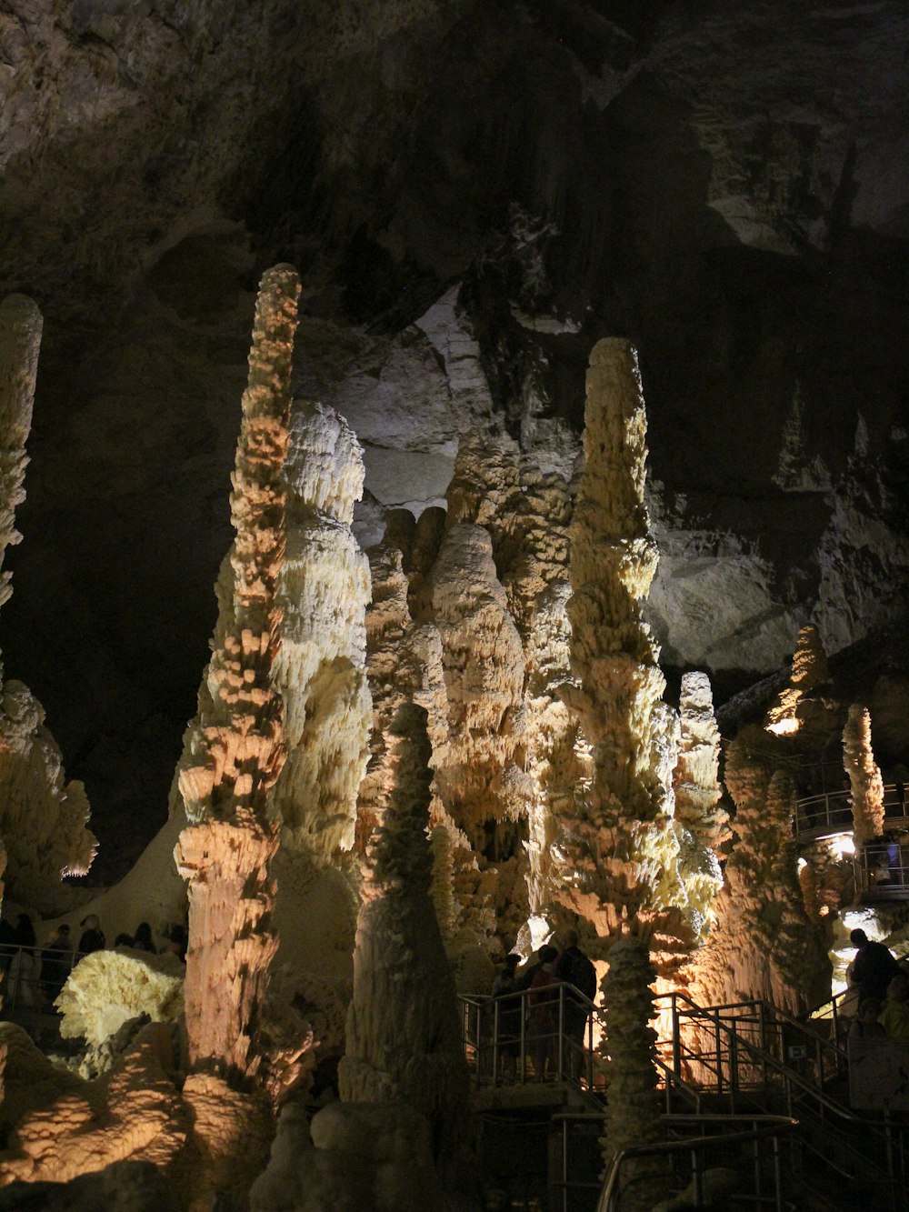 pessoas em pé em uma caverna