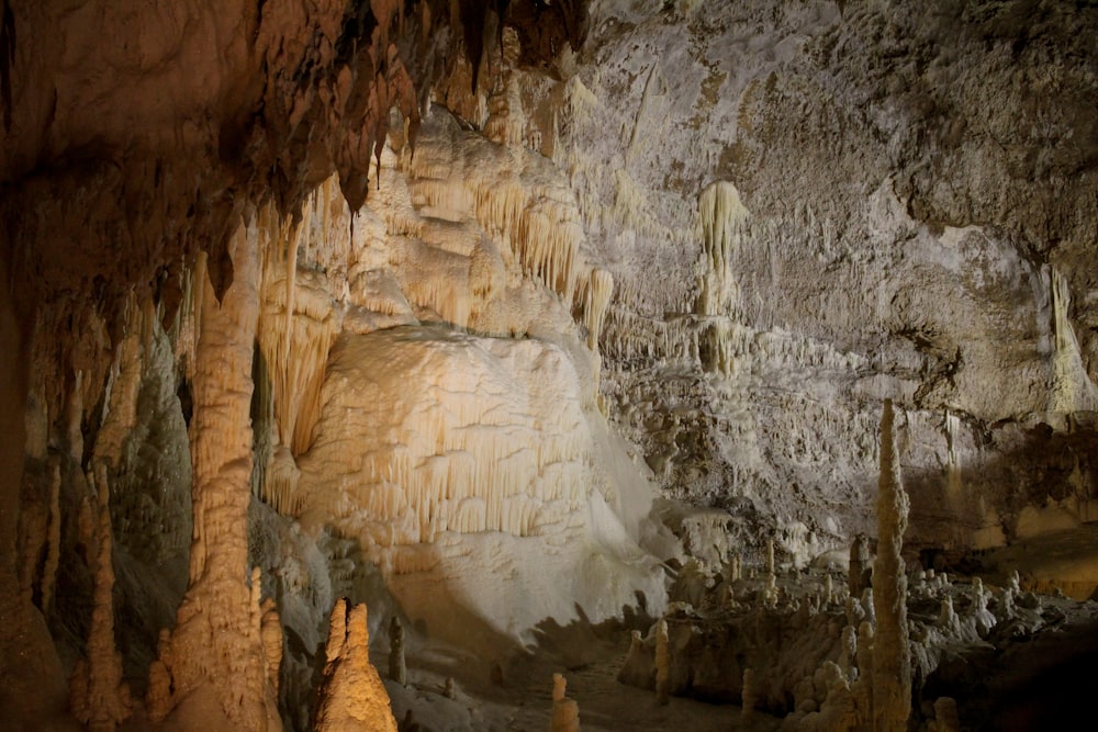 une grotte avec un grand trou