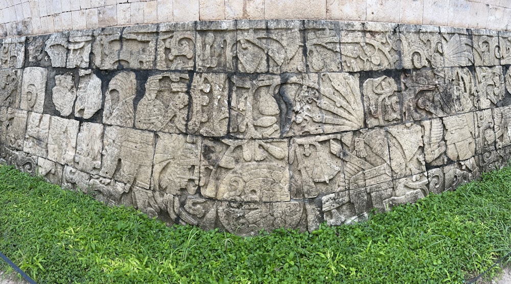 eine Steinmauer mit Schriftzug darauf
