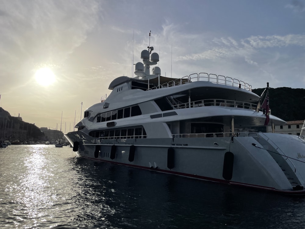 um barco branco grande na água