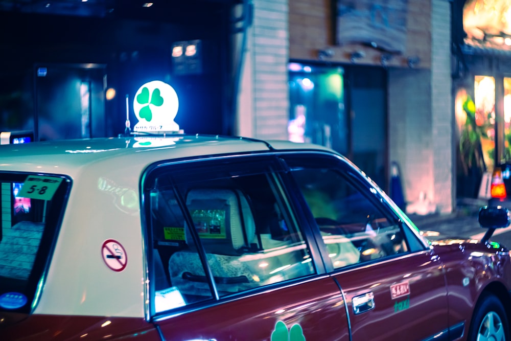 une voiture garée dans la rue