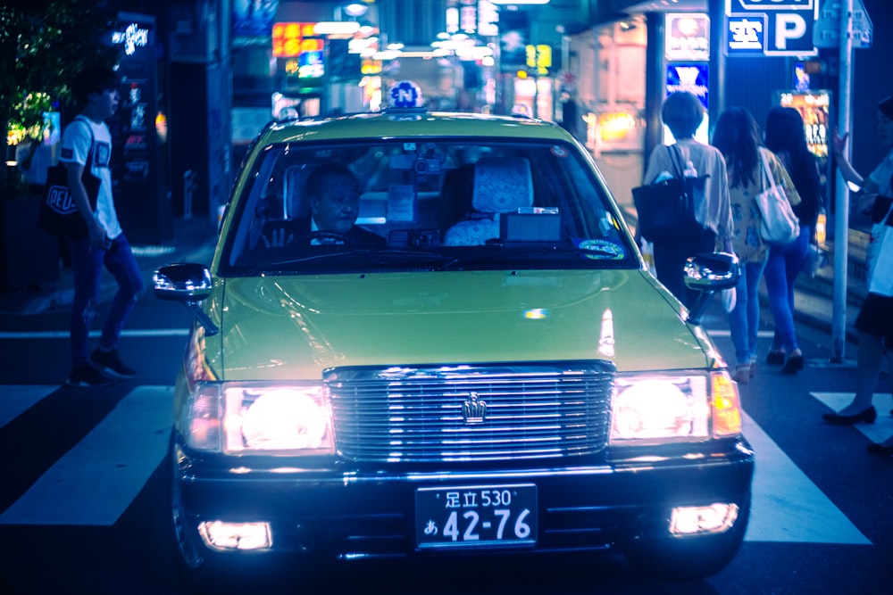 um carro de polícia na rua