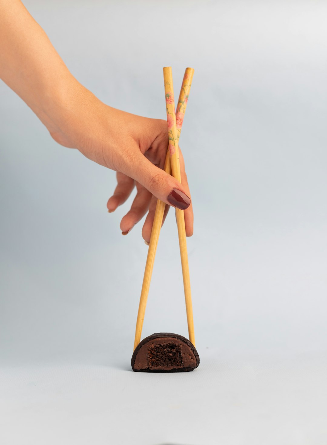 chopsticks how to play, chopsticks, a hand holding a stick with a coin and a coin
