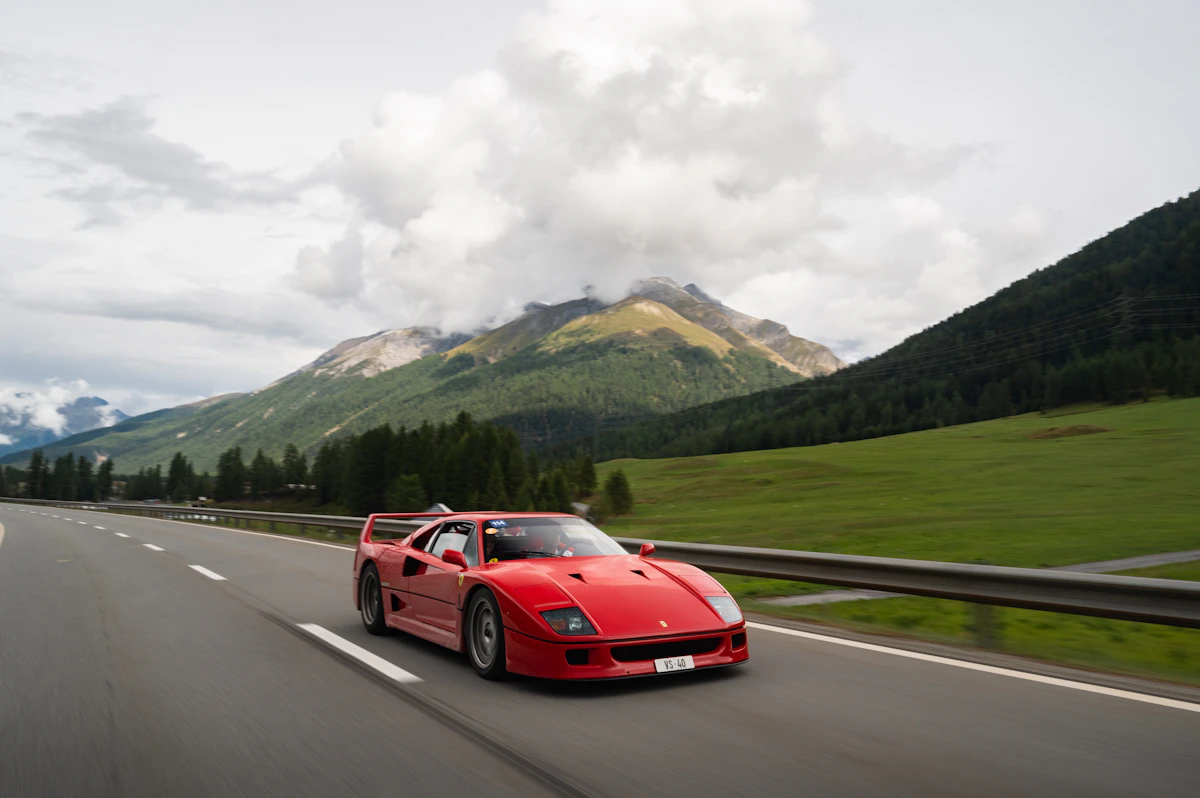Ferrari rossa su una strada tra le colline