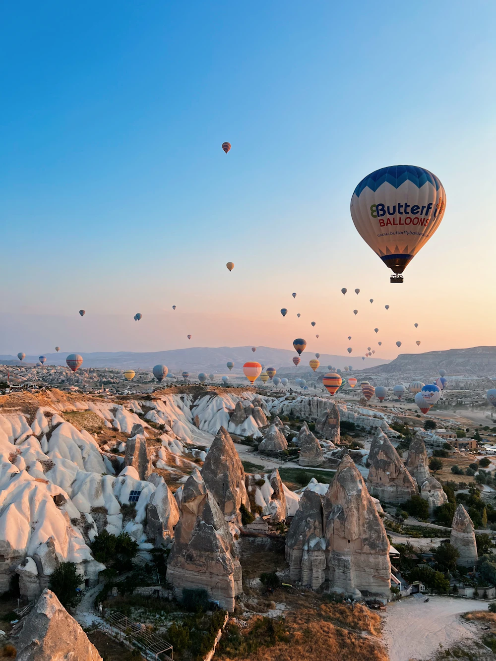 Globos sobre el paisaje de Capadocia, Turquía