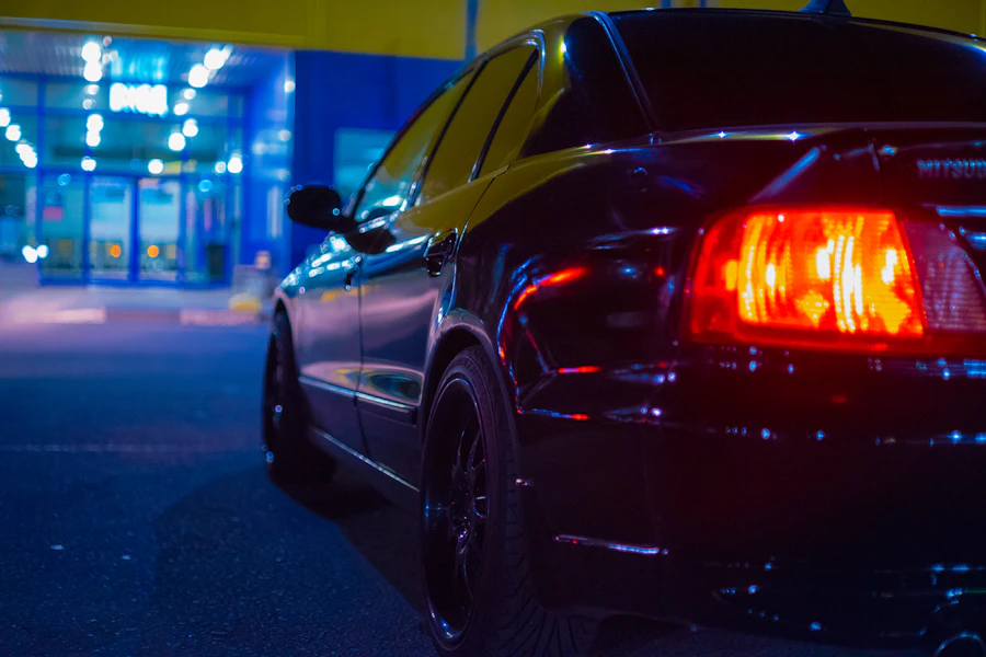 Zwarte auto op een parkeerplaats in de avond