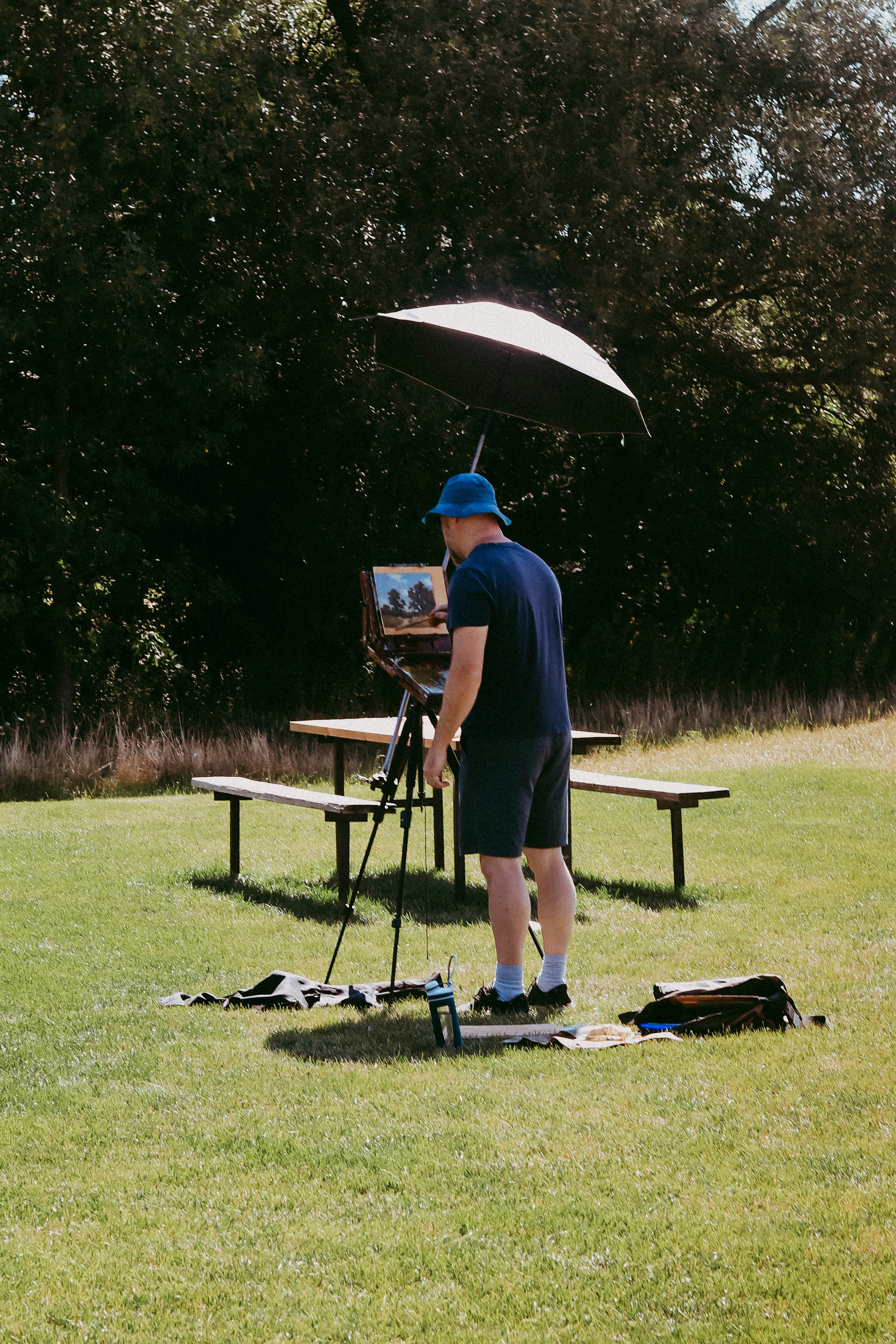 eine Person, die einen Regenschirm hält