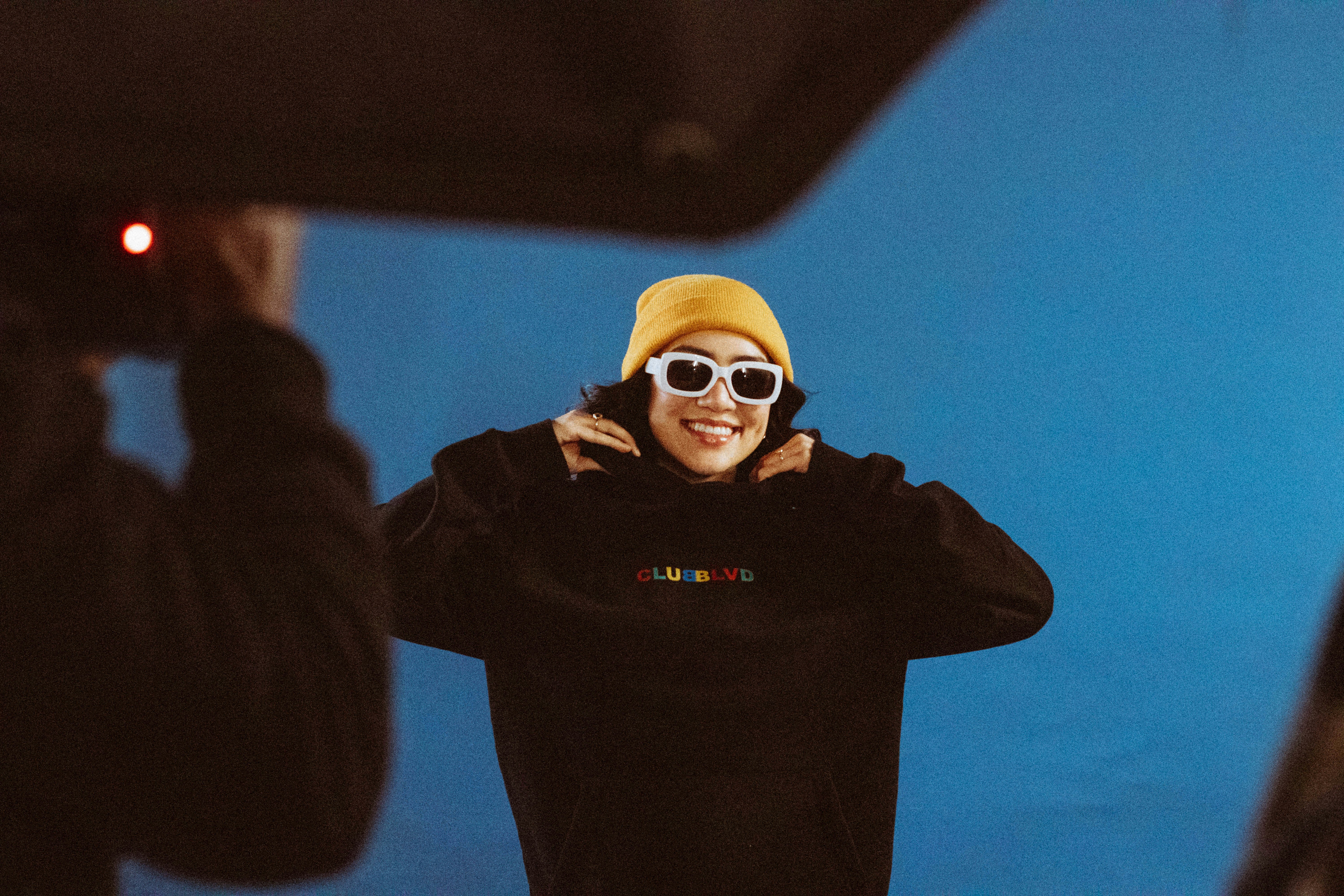 eine Person, die eine Maske trägt