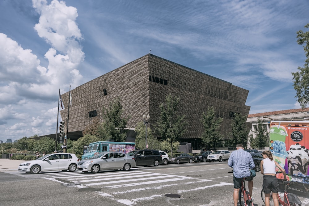 Un edificio di mattoni con auto parcheggiate di fronte ad esso