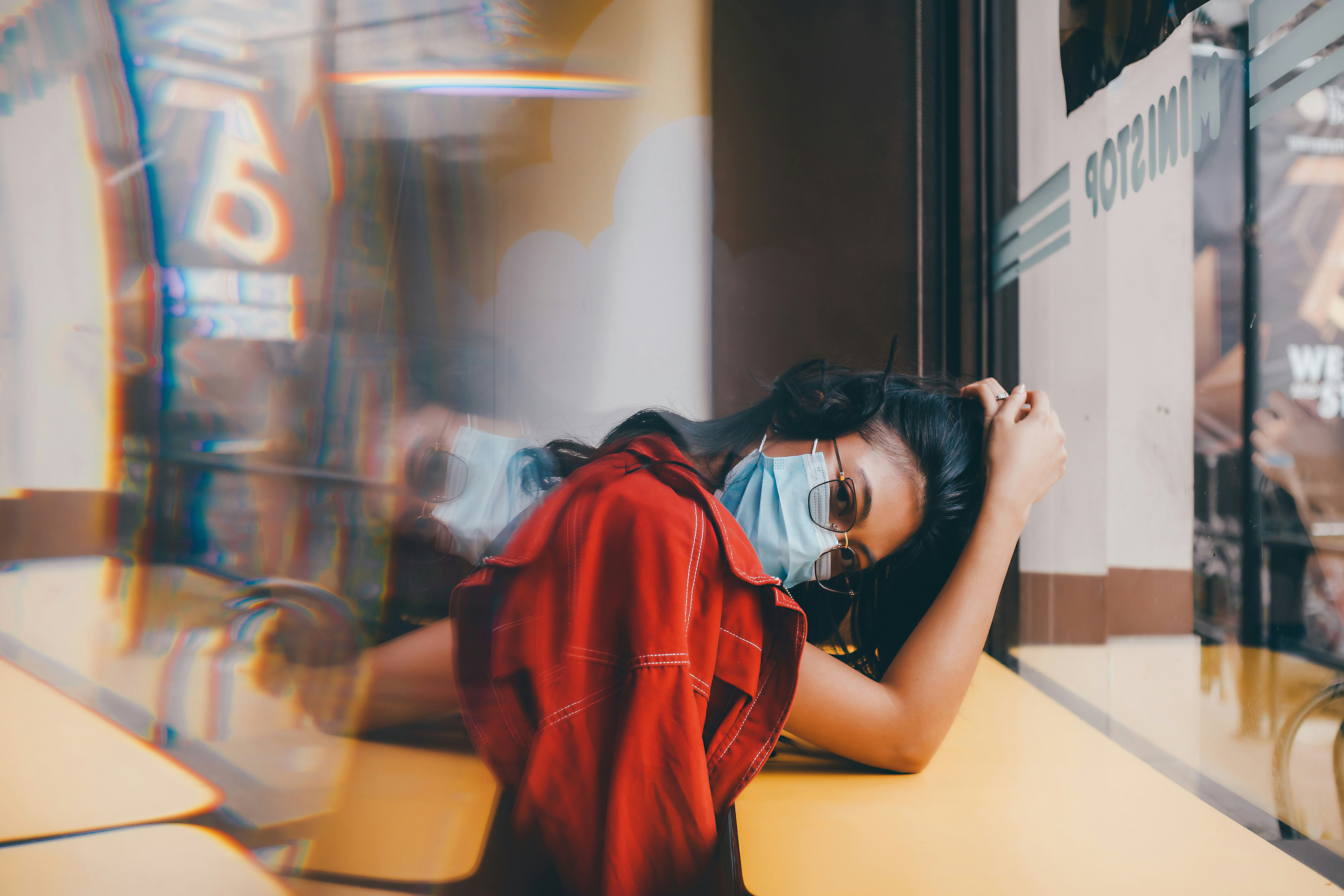 Yoğun bir nöbet sonrası hastane koridorunda yorgun ama kararlı bir şekilde duran, hemşirelerdeki tükenmişlik ve motivasyon dengesini yansıtan bir sağlık çalışanı.