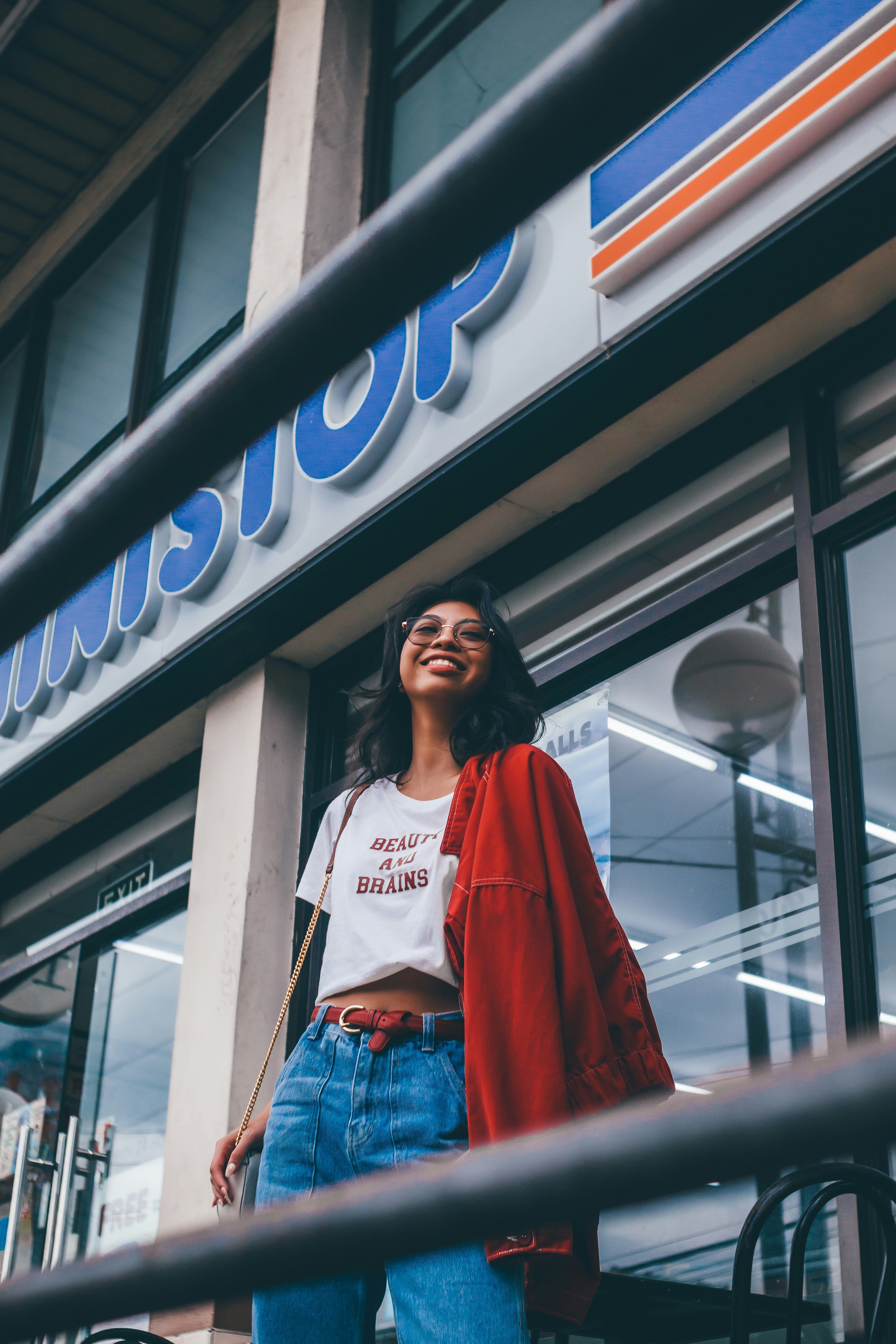 una persona parada frente a un edificio