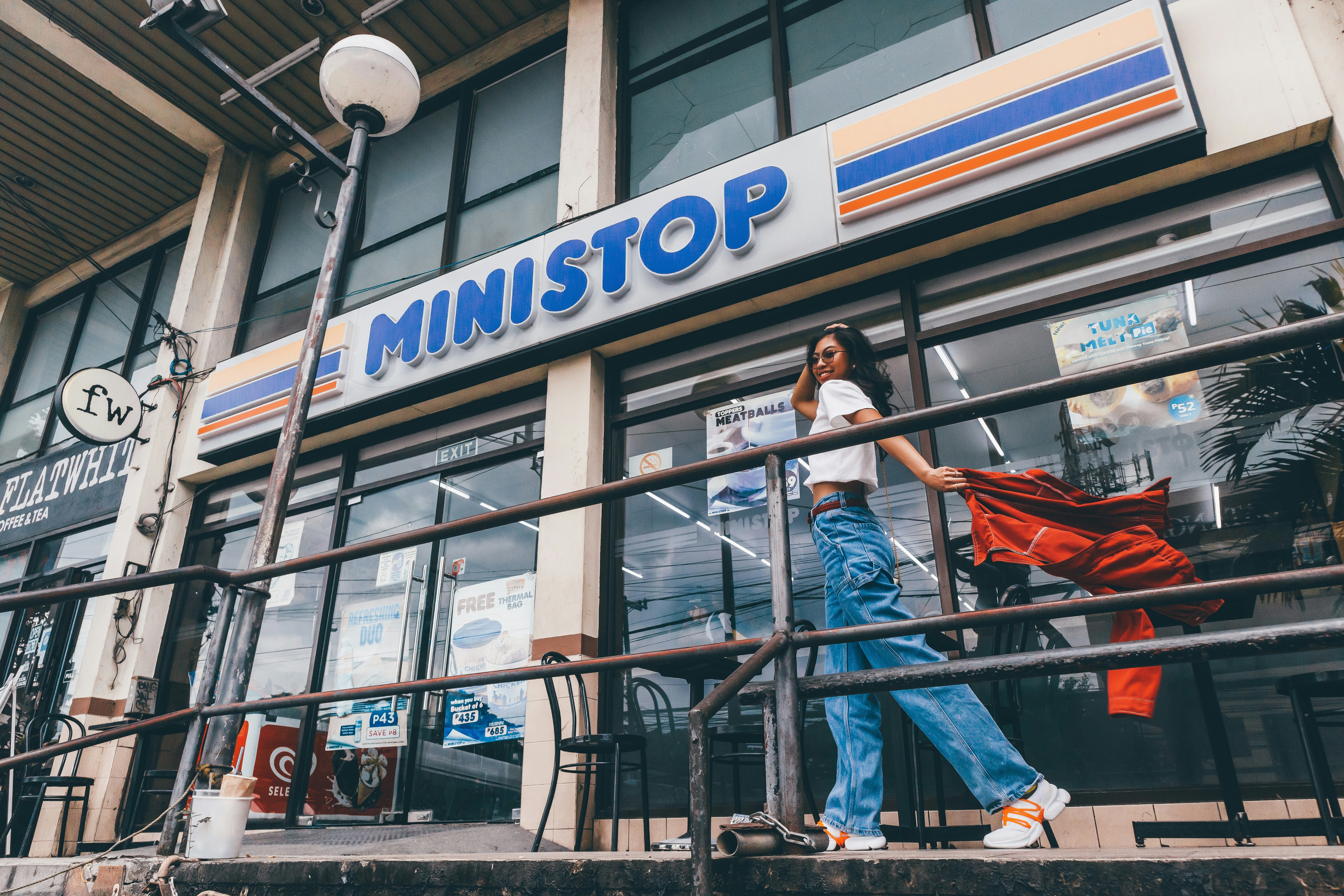 una persona sosteniendo una bandera