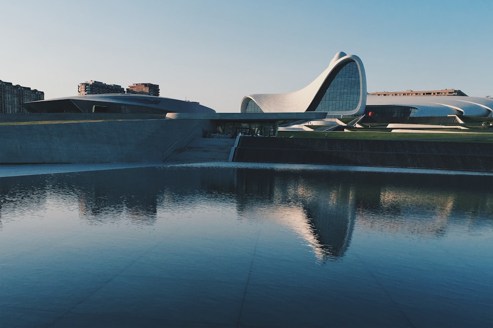 um grande edifício com uma frente de vidro