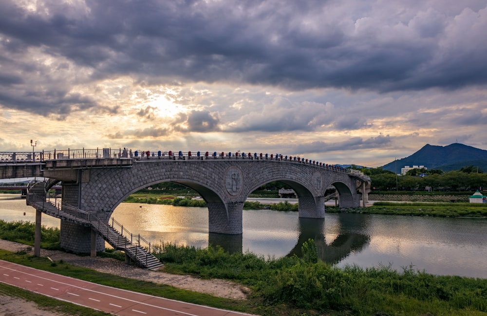 uma ponte sobre um rio