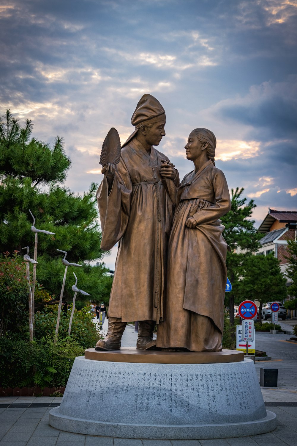 a statue of a man and a woman