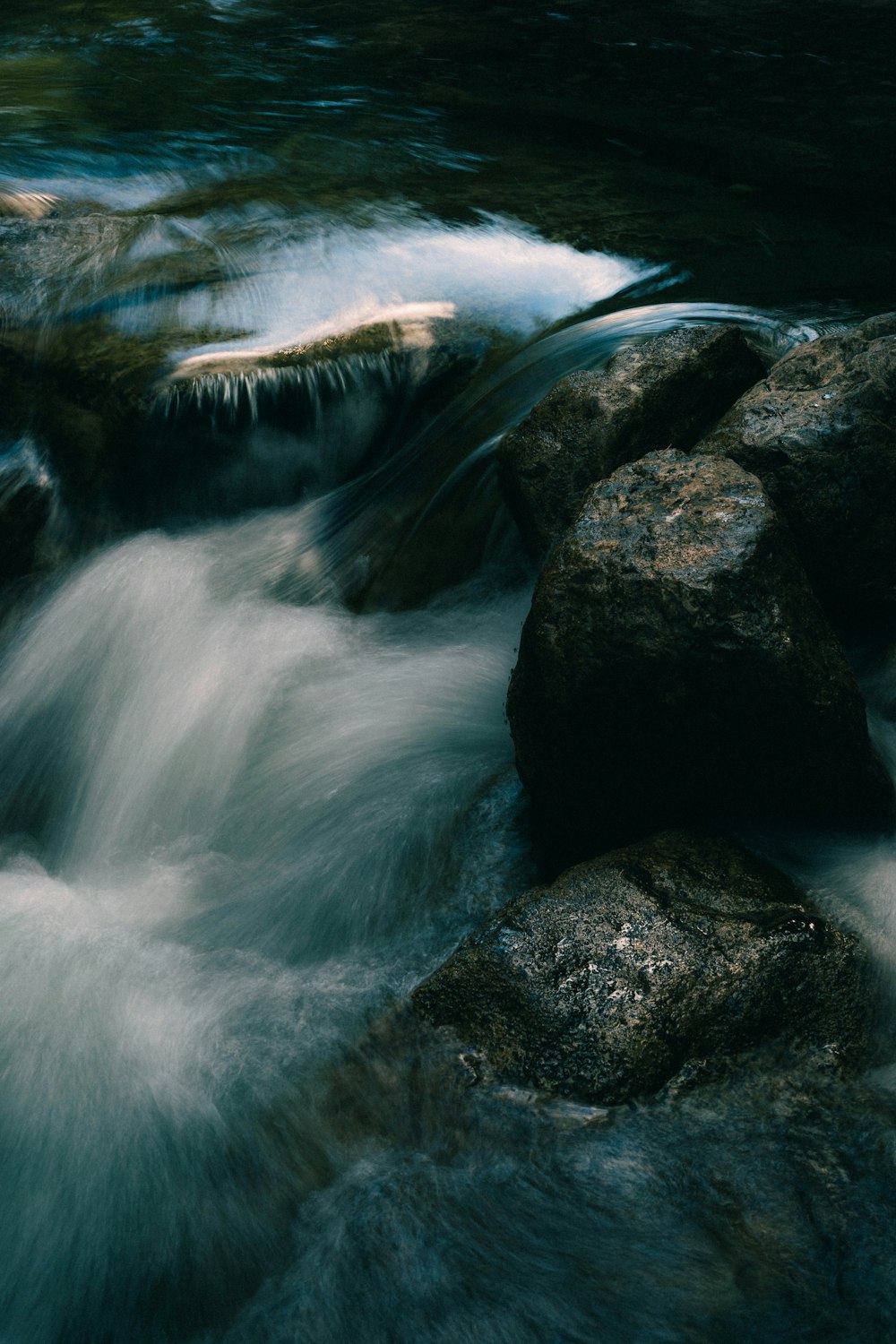 Une cascade sur des rochers