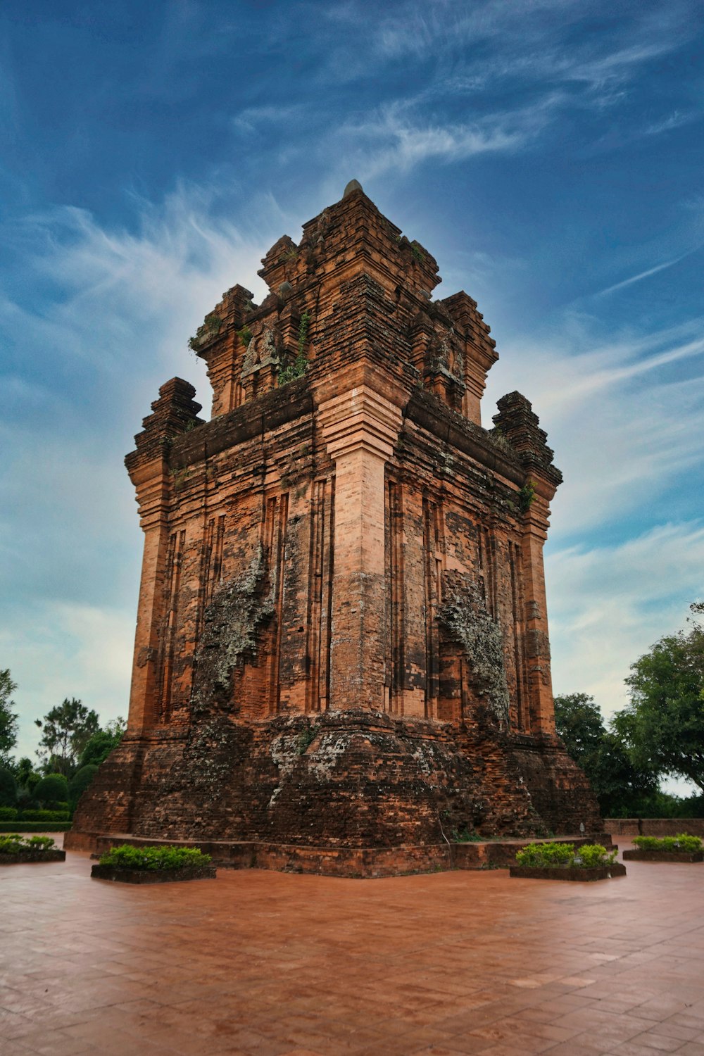 um grande edifício de pedra