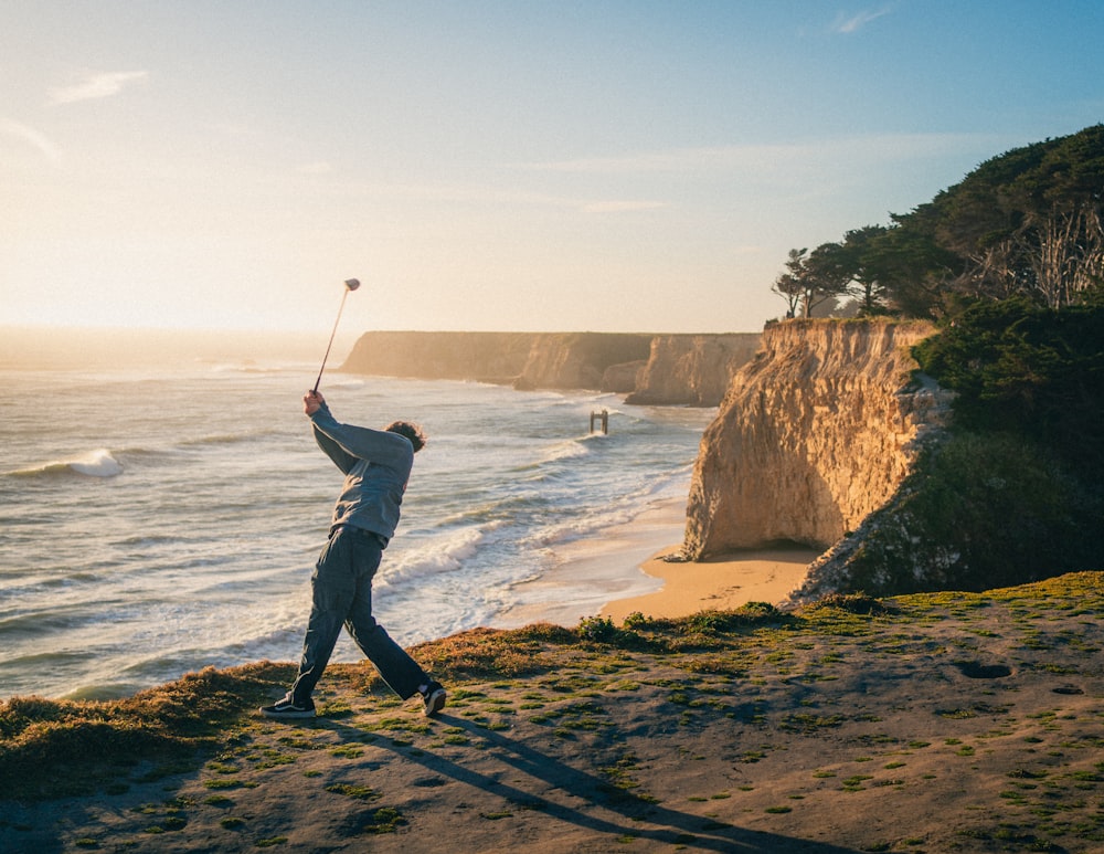 Un uomo che gioca a golf su una spiaggia