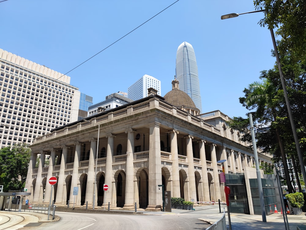 un grande edificio bianco con colonne