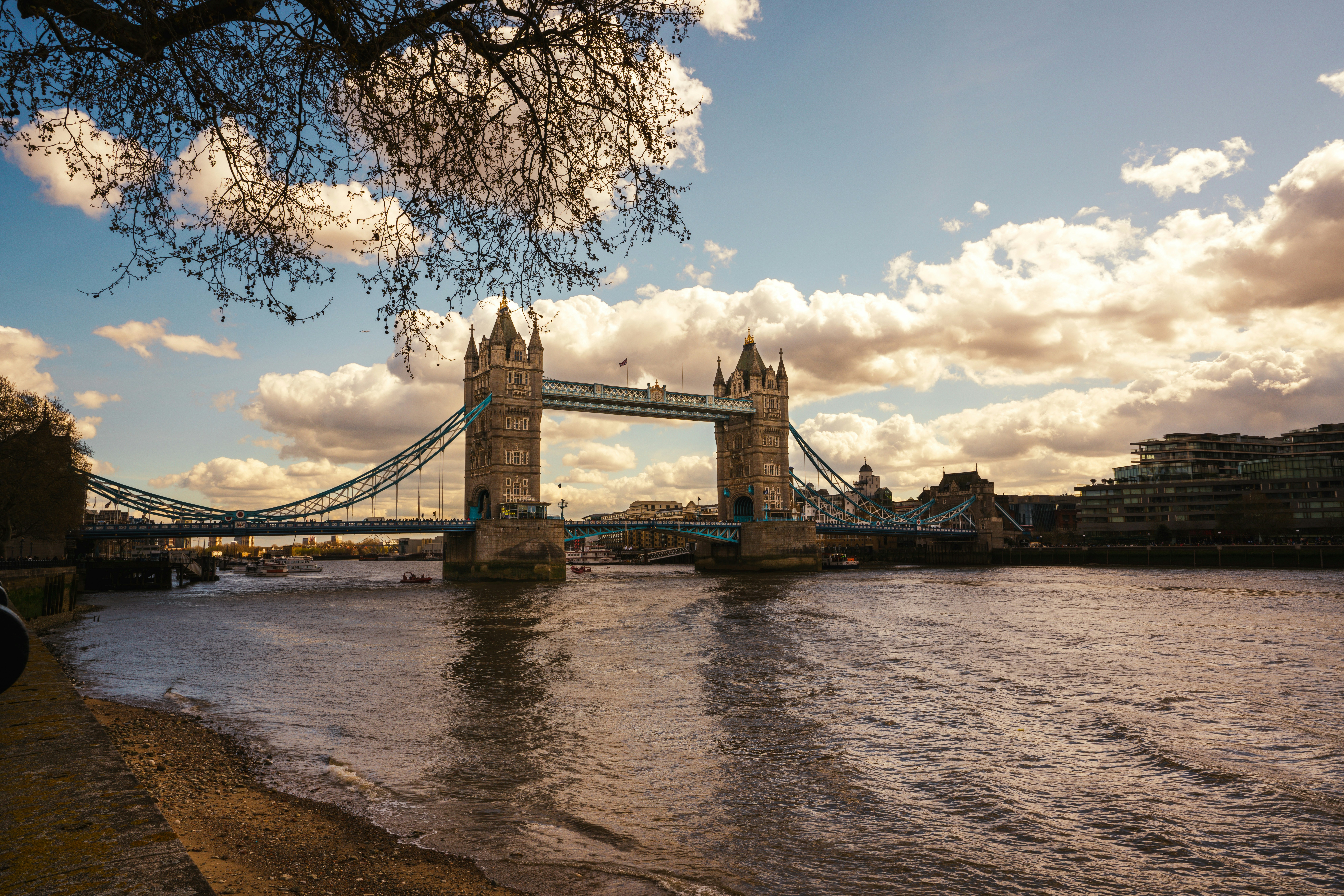 Un ponte su un fiume