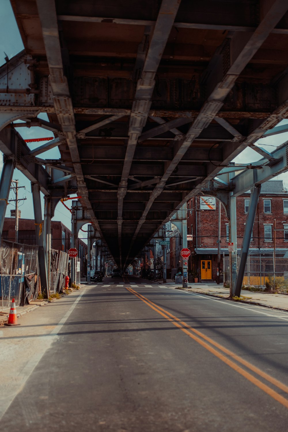 una vía de tren bajo un puente