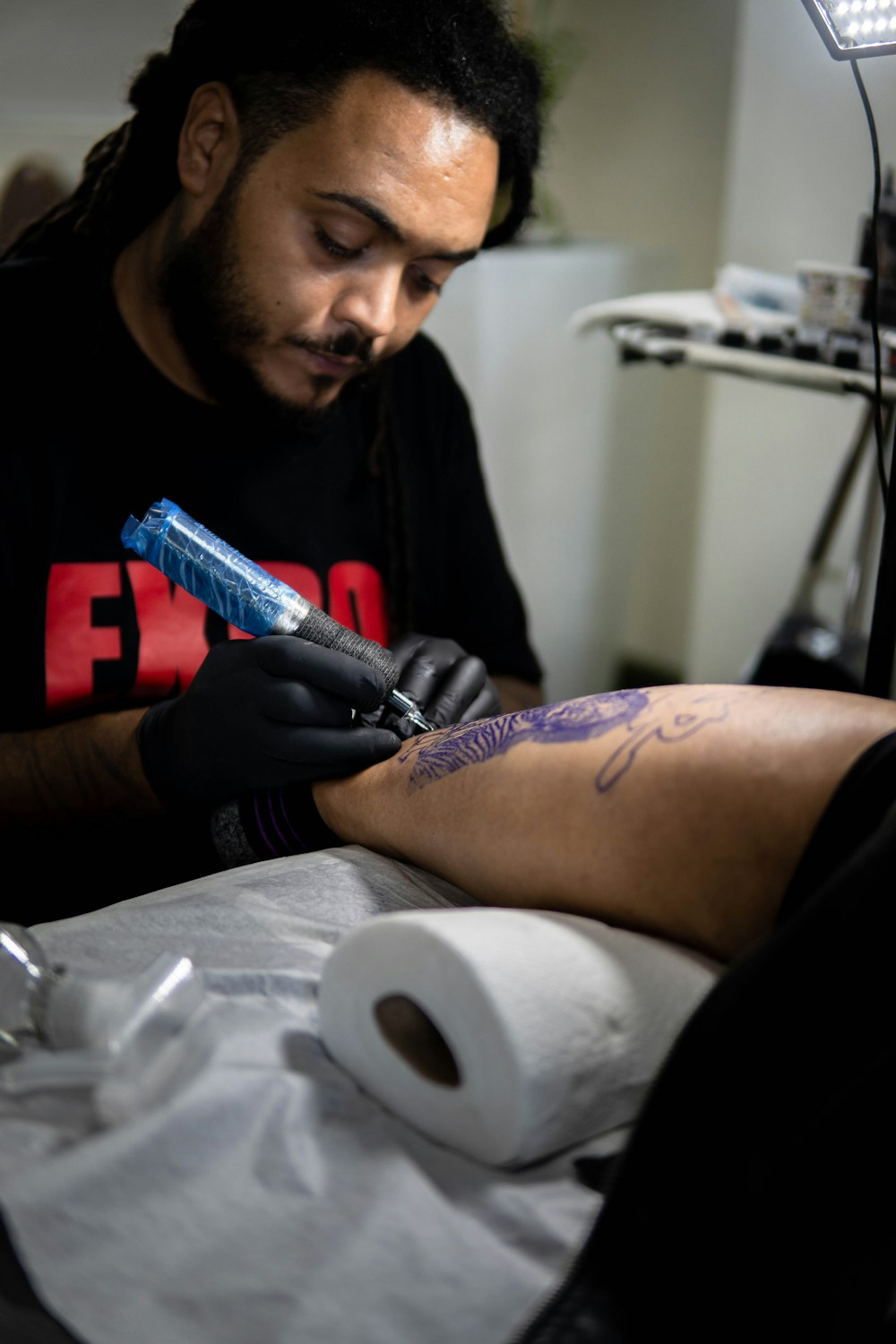 Ein Mann mit einem Tattoo auf dem Arm
