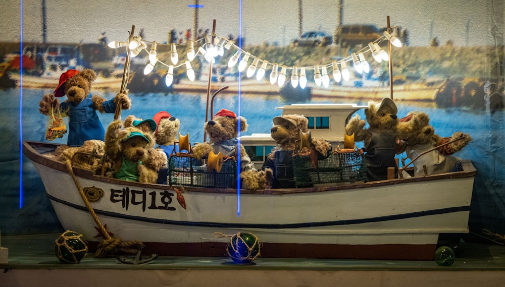 ursos de pelúcia em um barco
