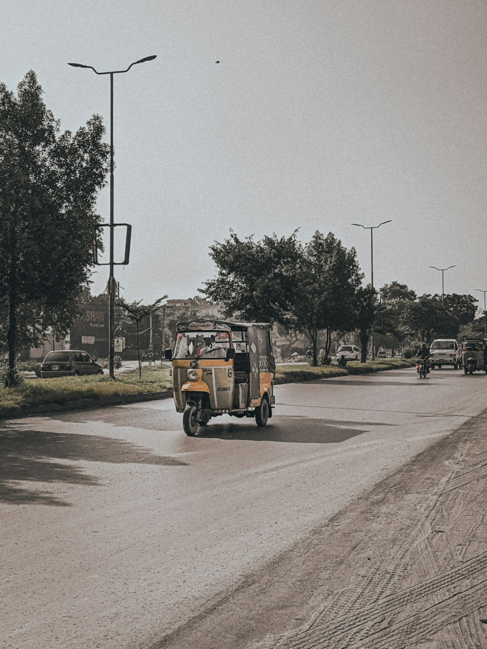 um caminhão em uma estrada