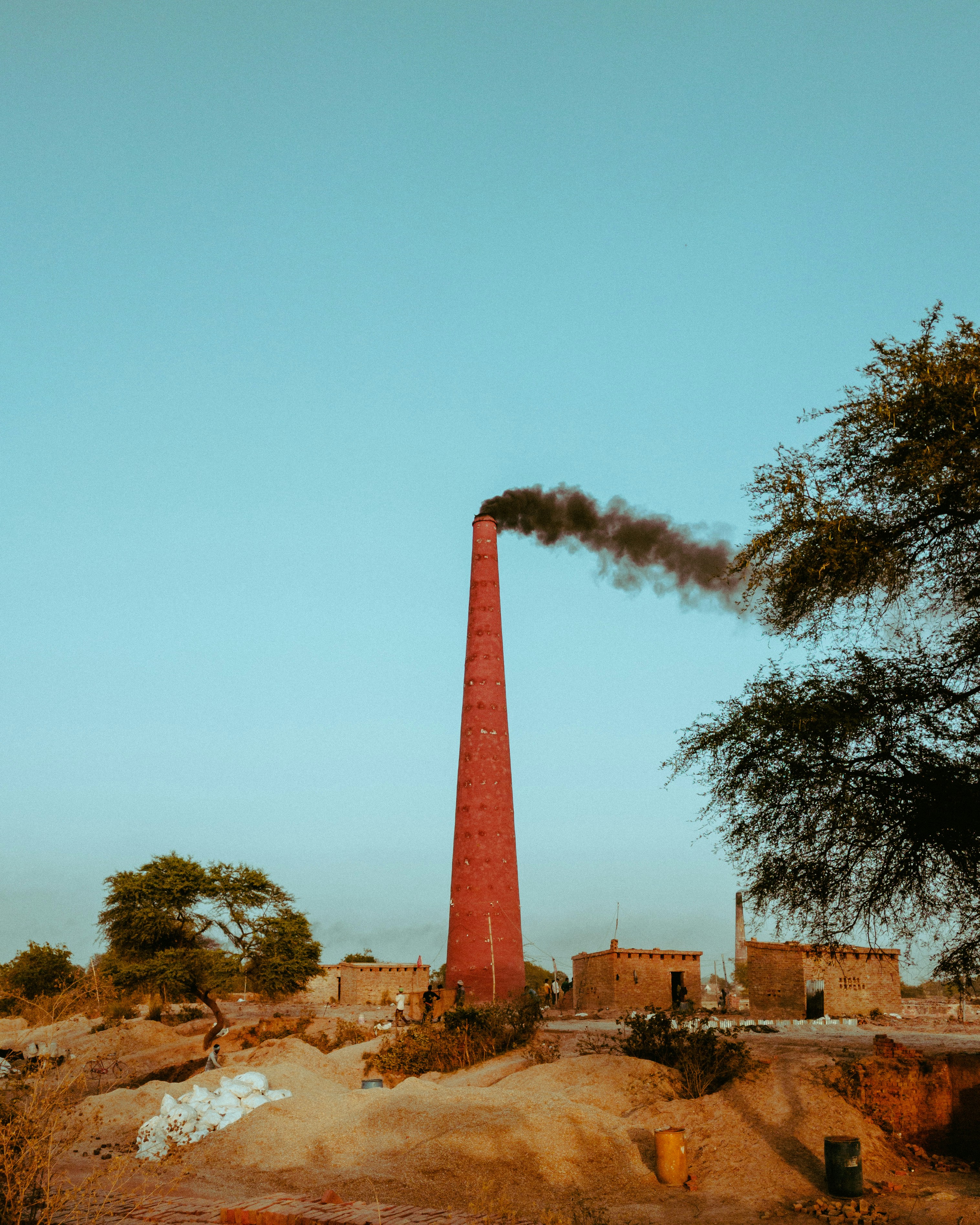 un'alta torre con il fumo che esce da essa