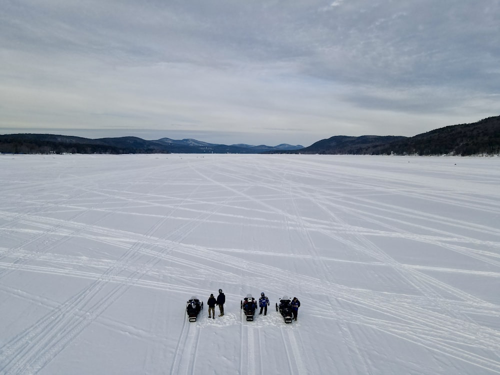 um grupo de pessoas andando em um campo nevado