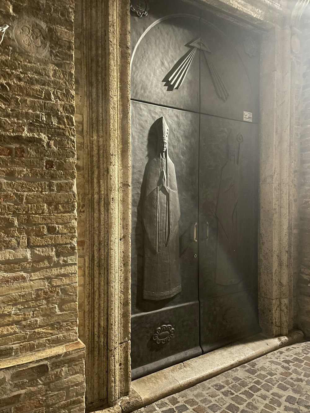 une porte avec une statue sur la porte