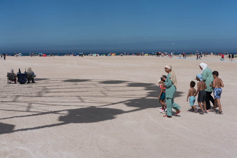 un gruppo di persone su una spiaggia