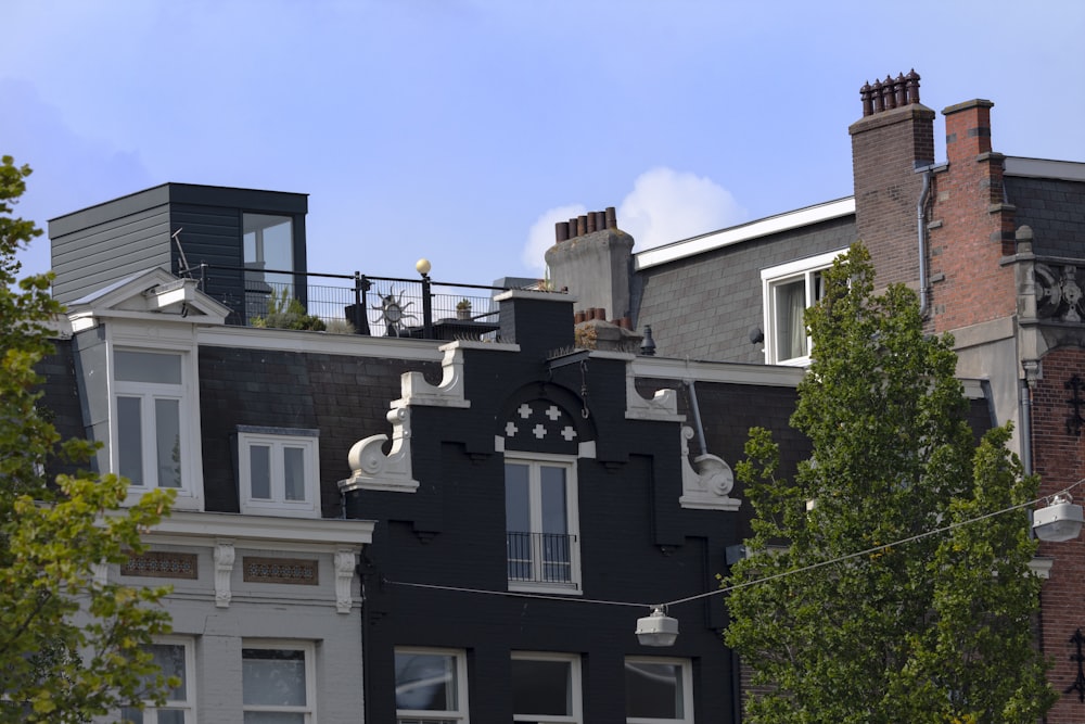 un bâtiment avec un arbre devant lui