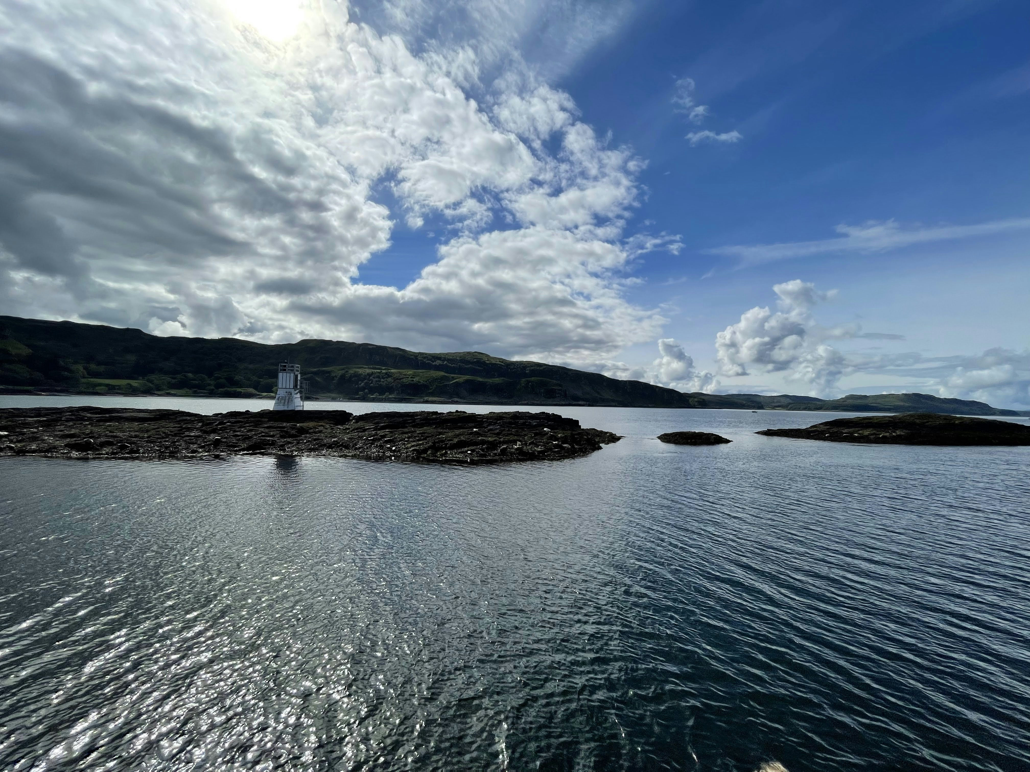 Uno specchio d'acqua con un faro su una piccola isola