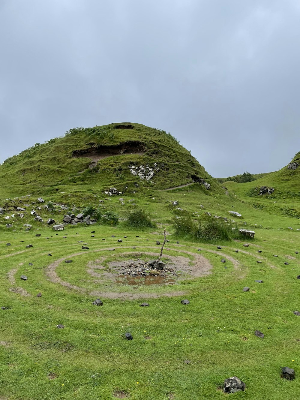 une colline herbeuse avec un trou