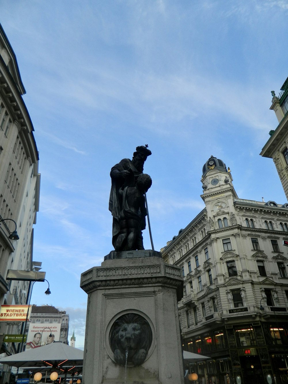una statua di una persona su un cavallo in una città