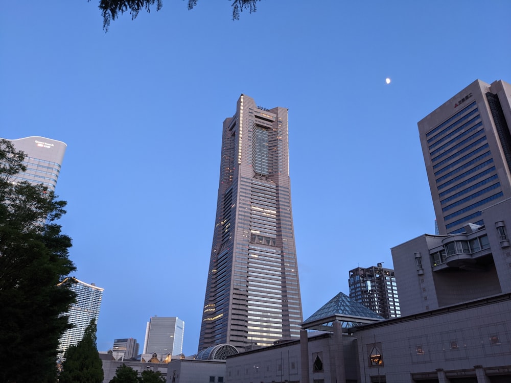 青空に広がる高層ビル