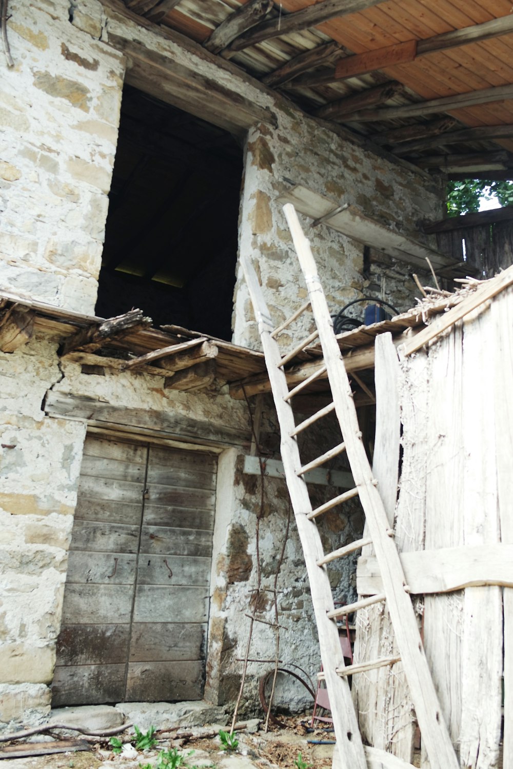 Una escalera al lado de un edificio