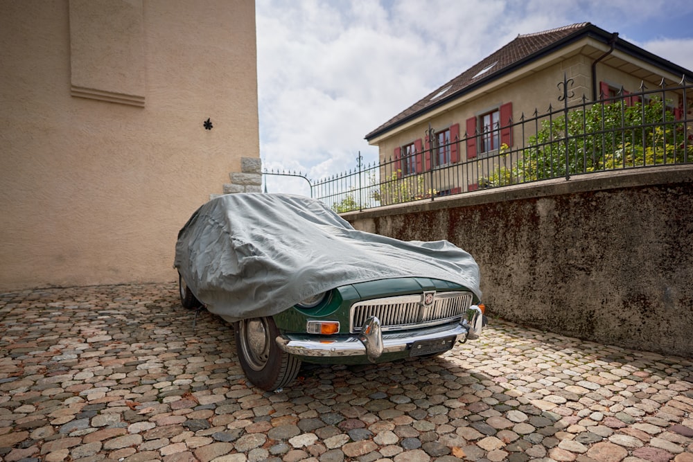 un'auto coperta da un telo