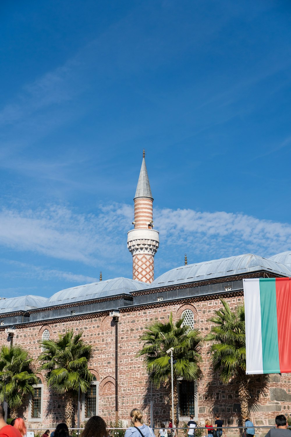 Un bâtiment avec une tour