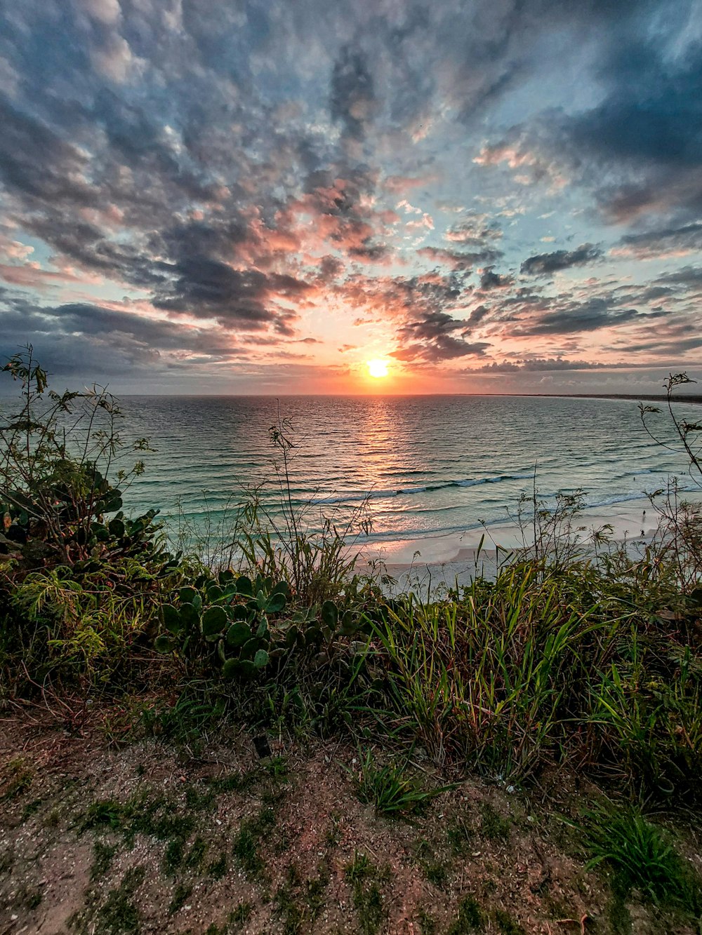 水域に沈む夕日