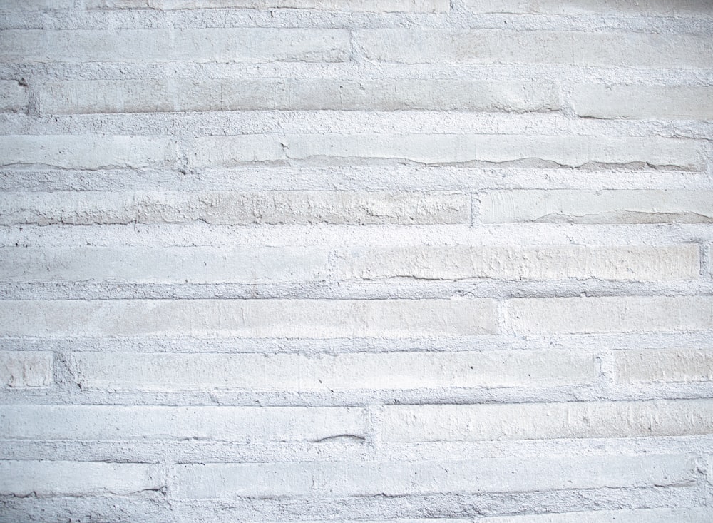 un mur de briques blanches
