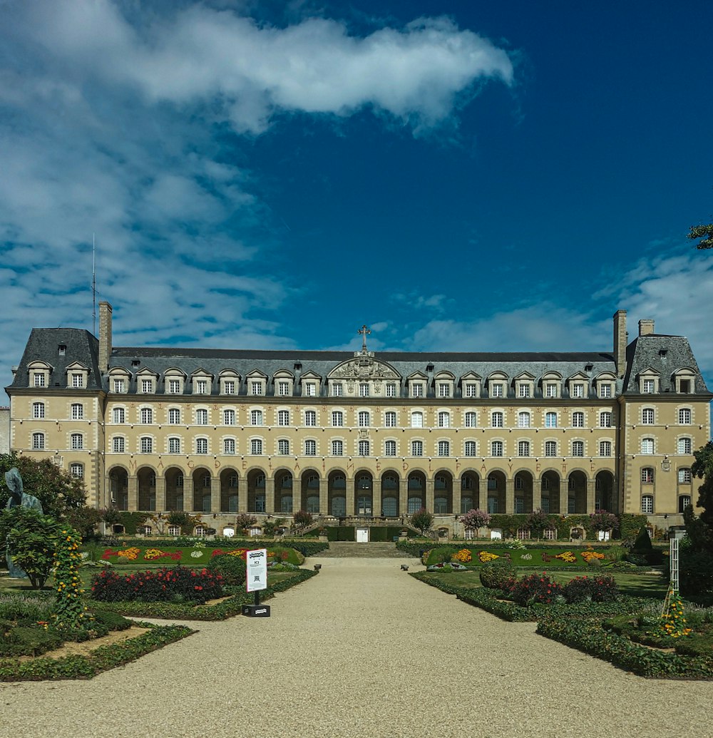 un grande edificio con un ampio cortile