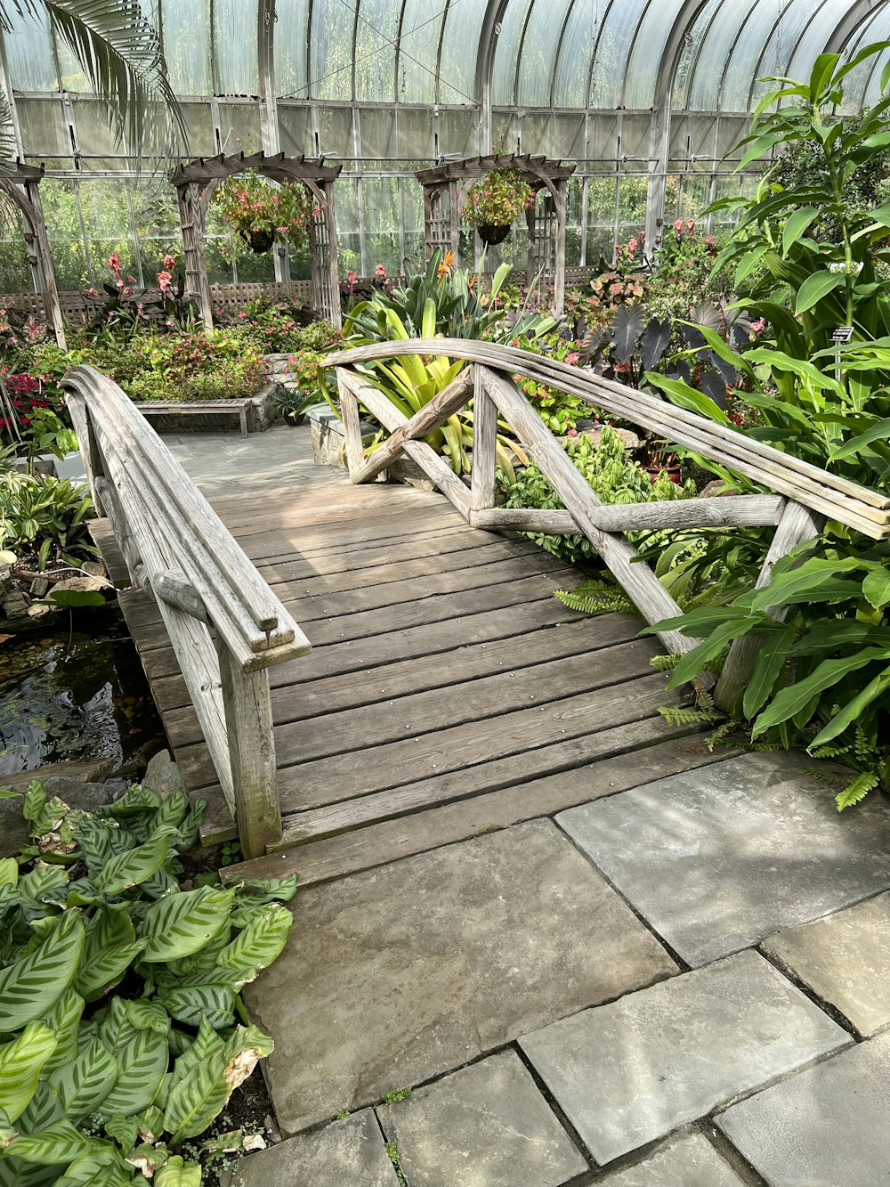 eine Holzbrücke über einen Garten