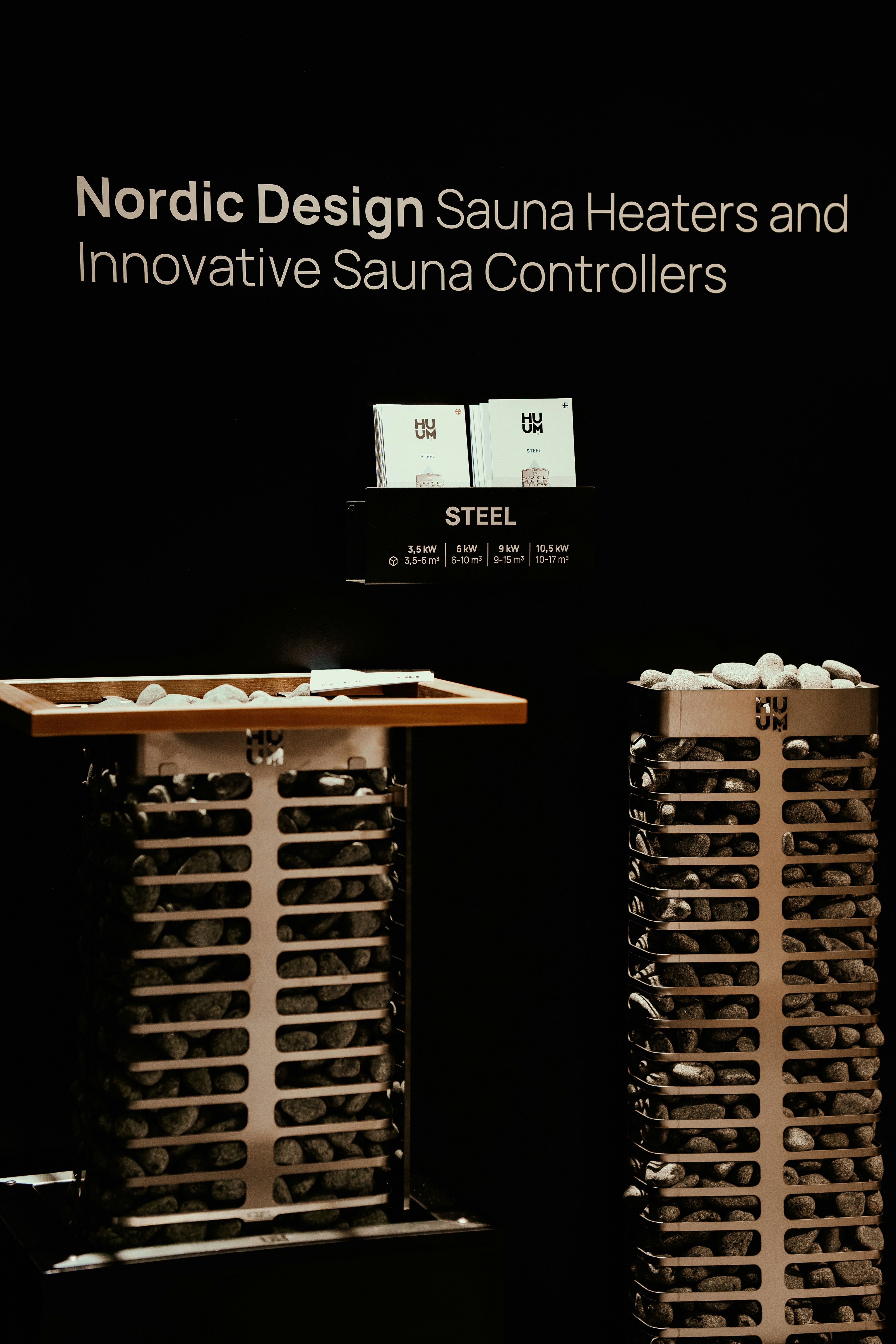 a black and white photo of a keyboard