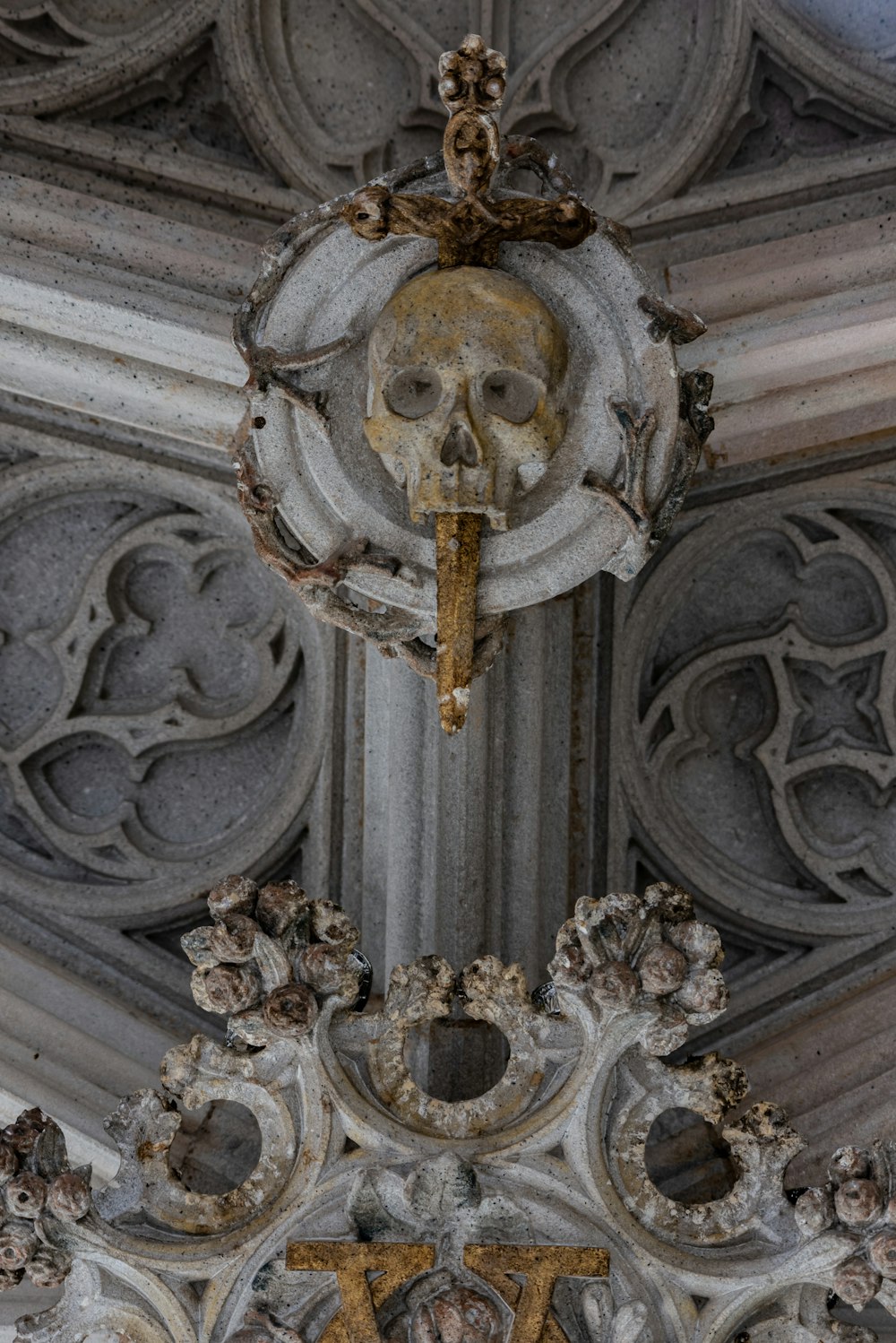 a statue of a skull