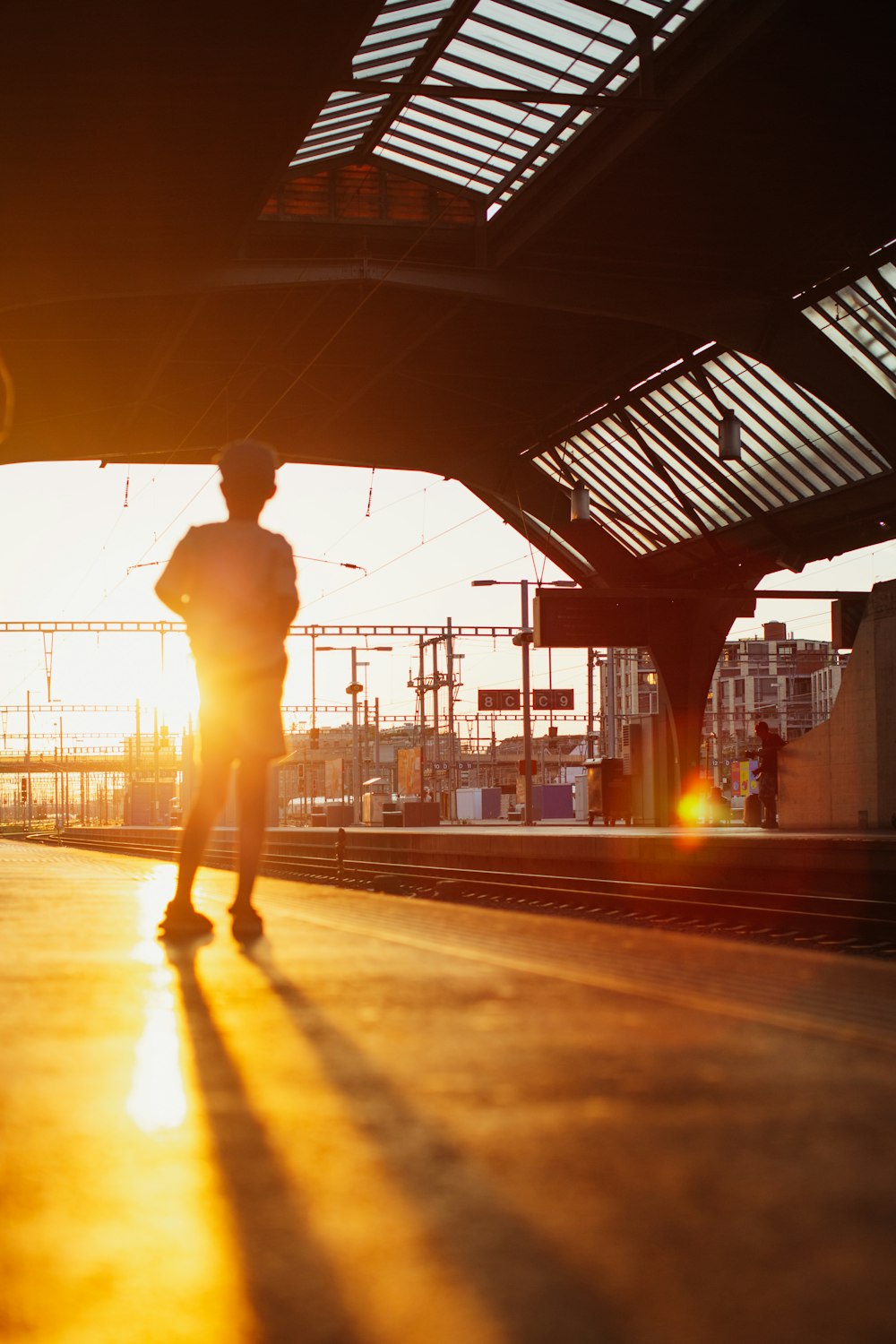 una persona caminando en una plataforma de tren