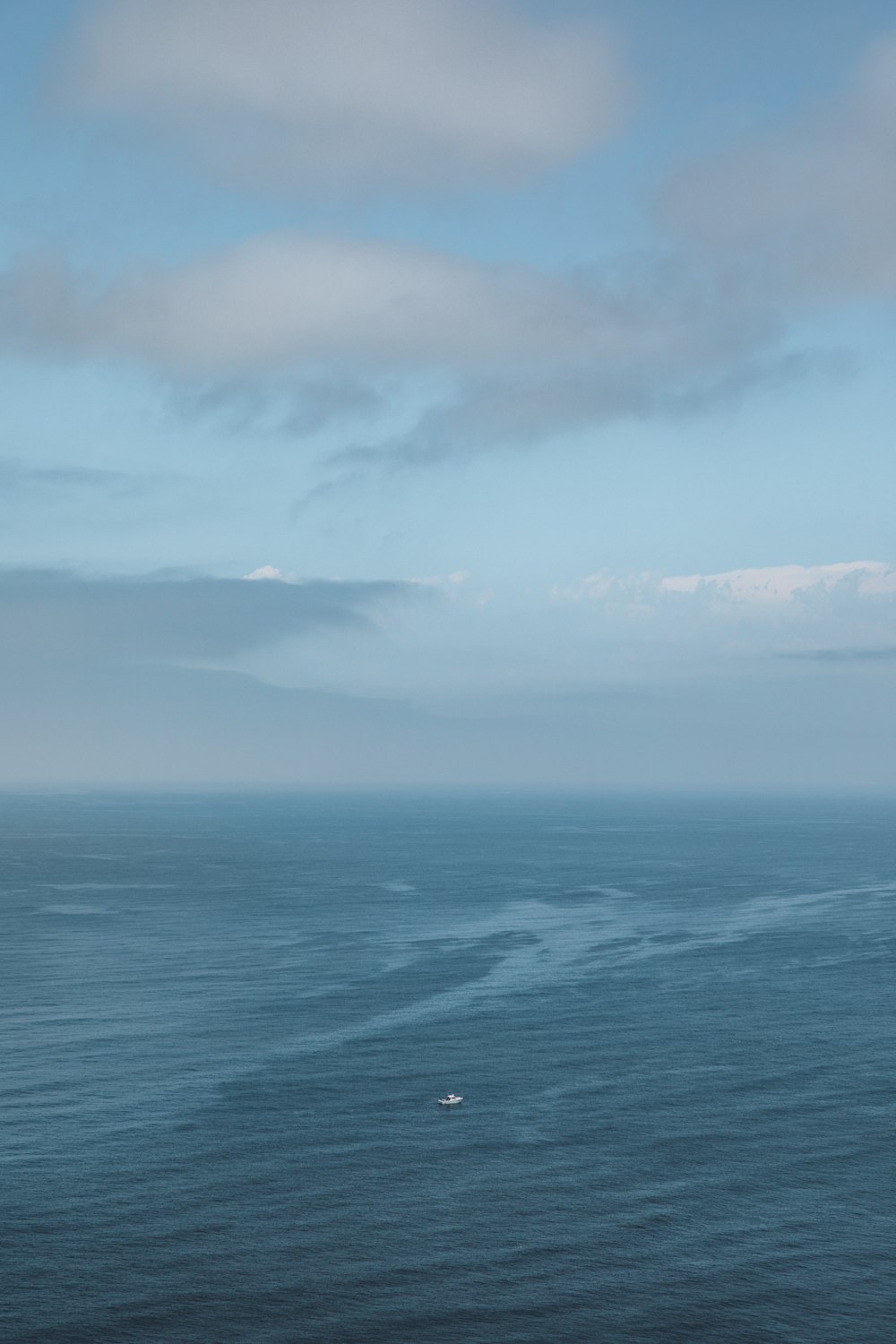 uno specchio d'acqua con una barca al suo interno