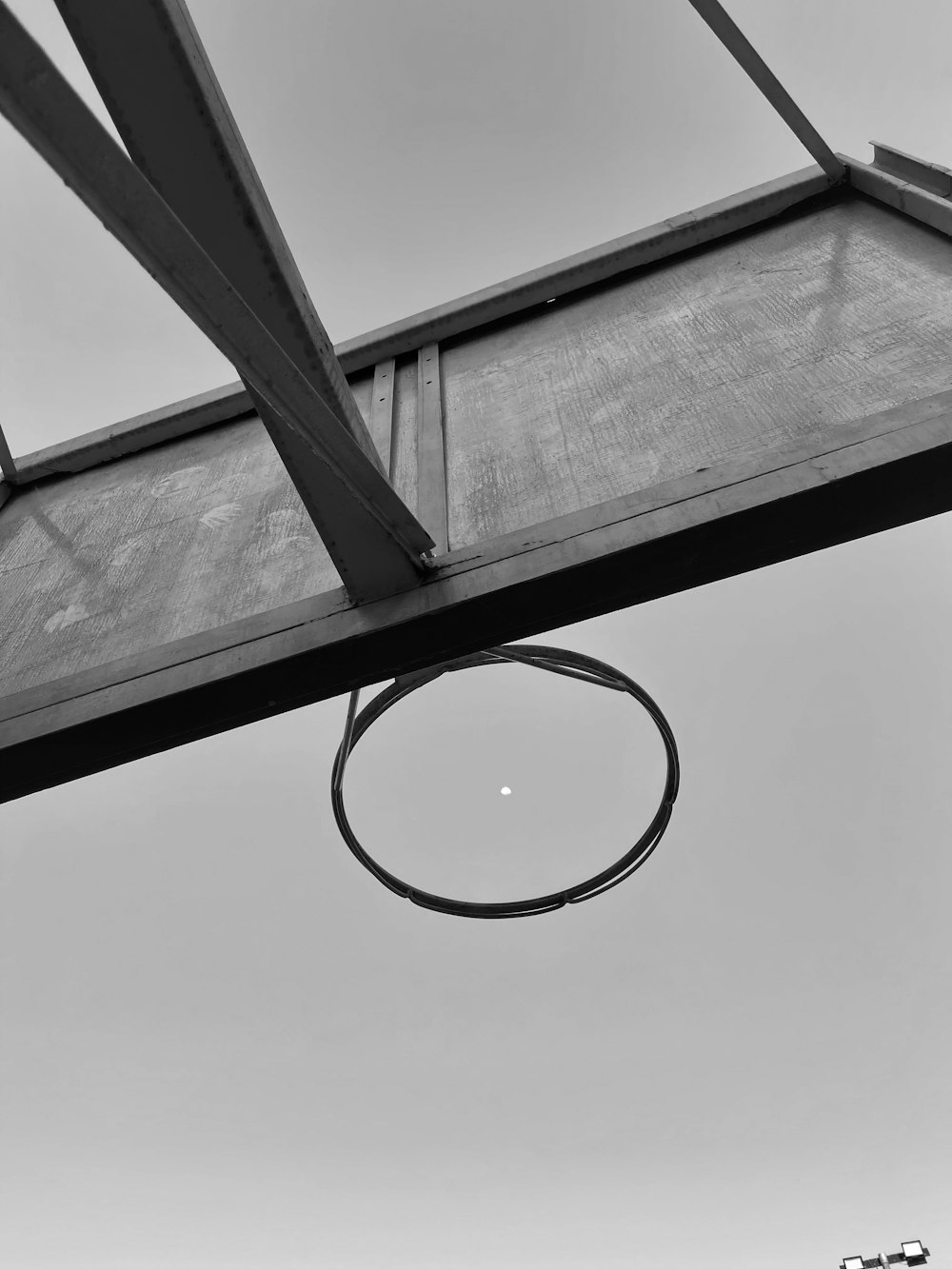 un cercle noir sur une surface blanche