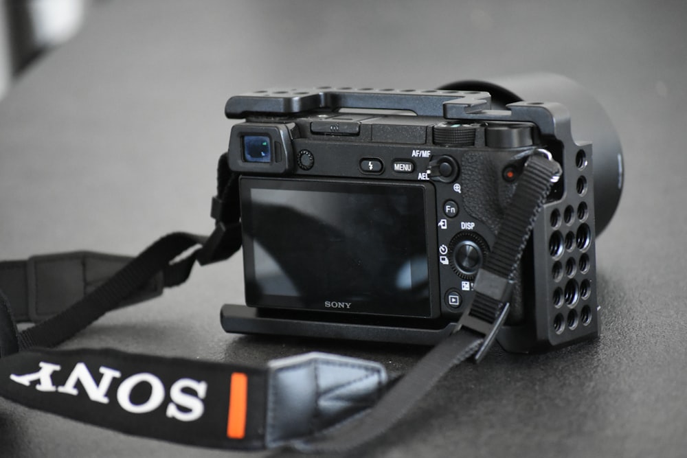 Eine Kamera mit Objektiv